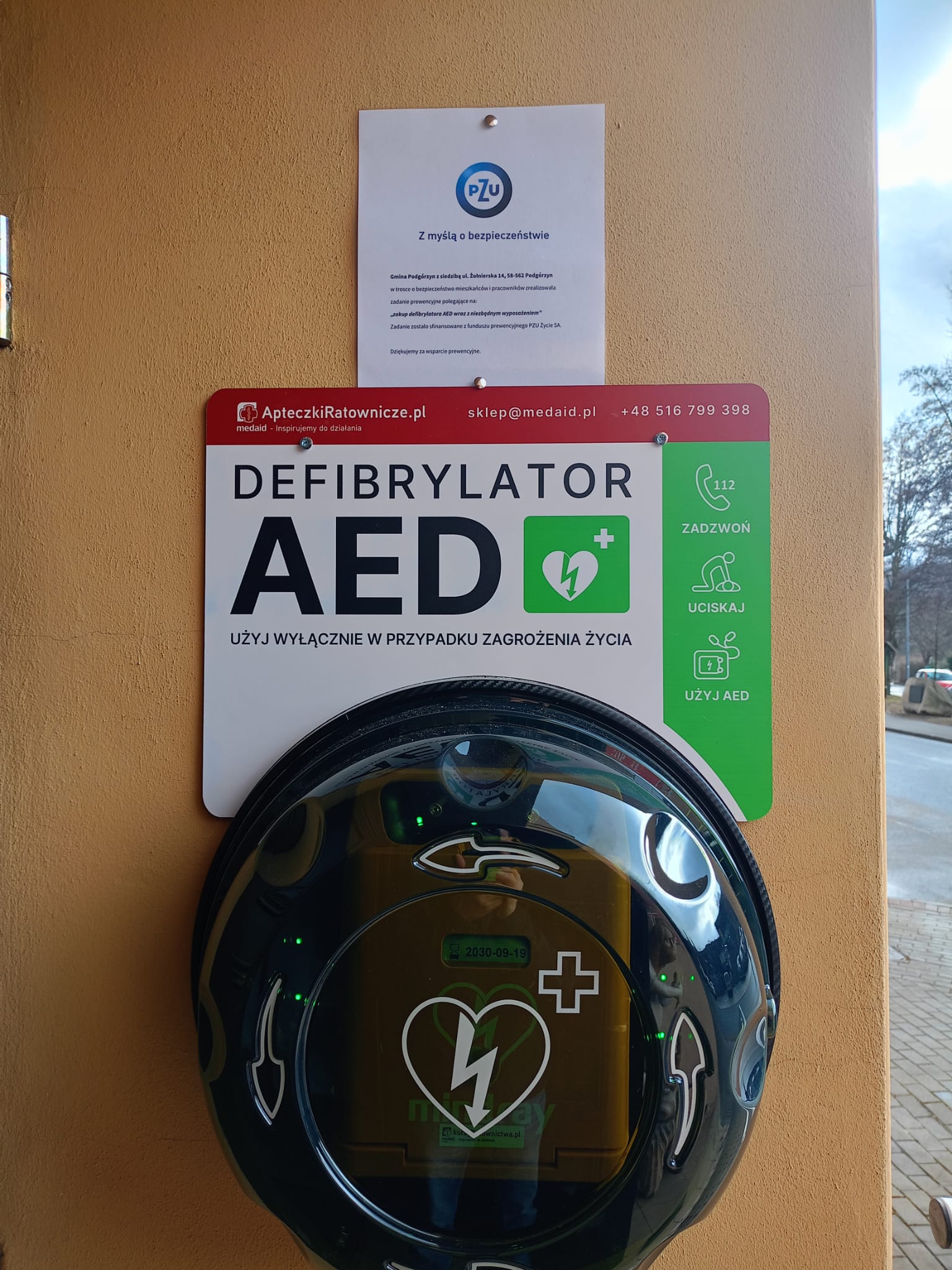 Nowy Defibrylator AED na budynku Urzędu Gminy Podgórzyn